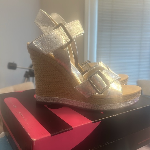 Michael Antonio Women's "Gladwinn" Silver Double Buckle Strappy Wedge Size 10M - Picture 4 of 4